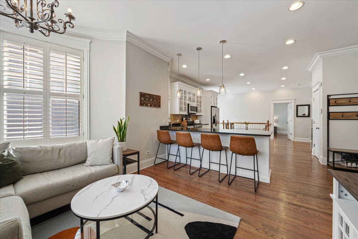 533 W BELMONT Avenue 1