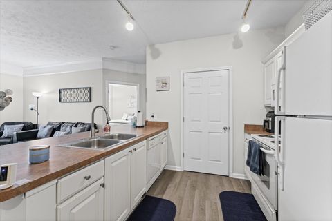 Tiny photo for 1901 N Lincoln Avenue #105, Urbana, IL 61801 (MLS # 12607124)