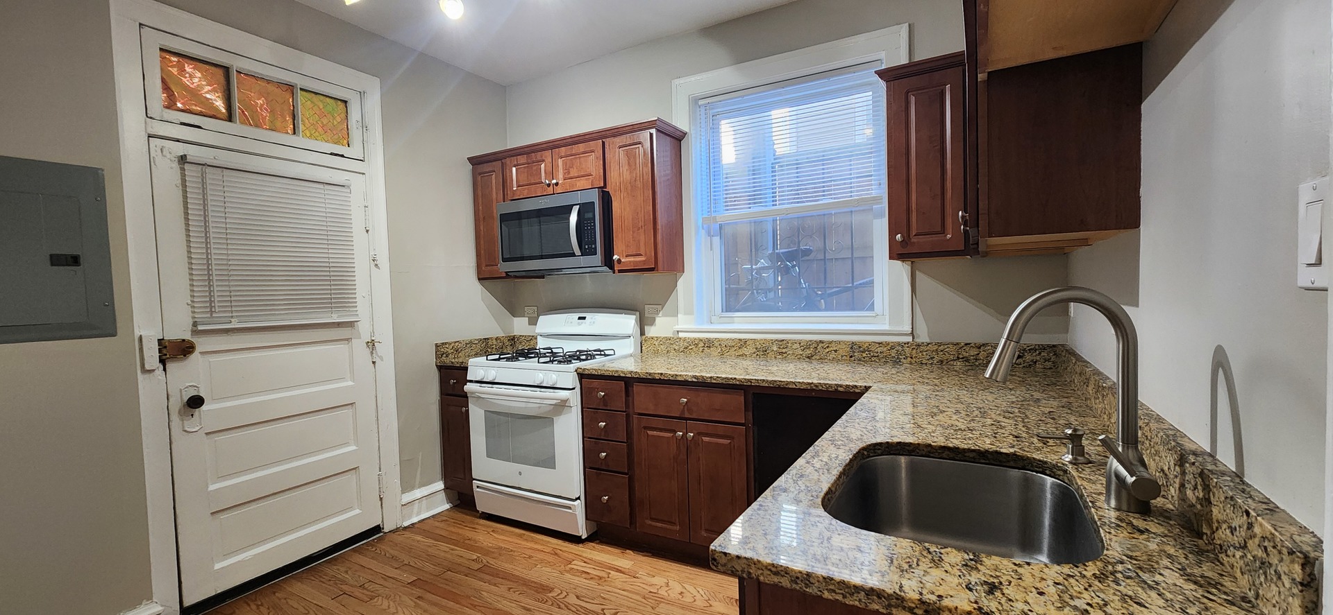 1925 W Belle Plaine Avenue F