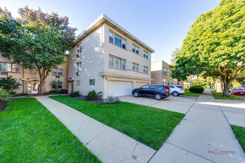 Photo for 8044 Kenton Avenue #2, Skokie, IL 60076 (MLS # 12501719)
