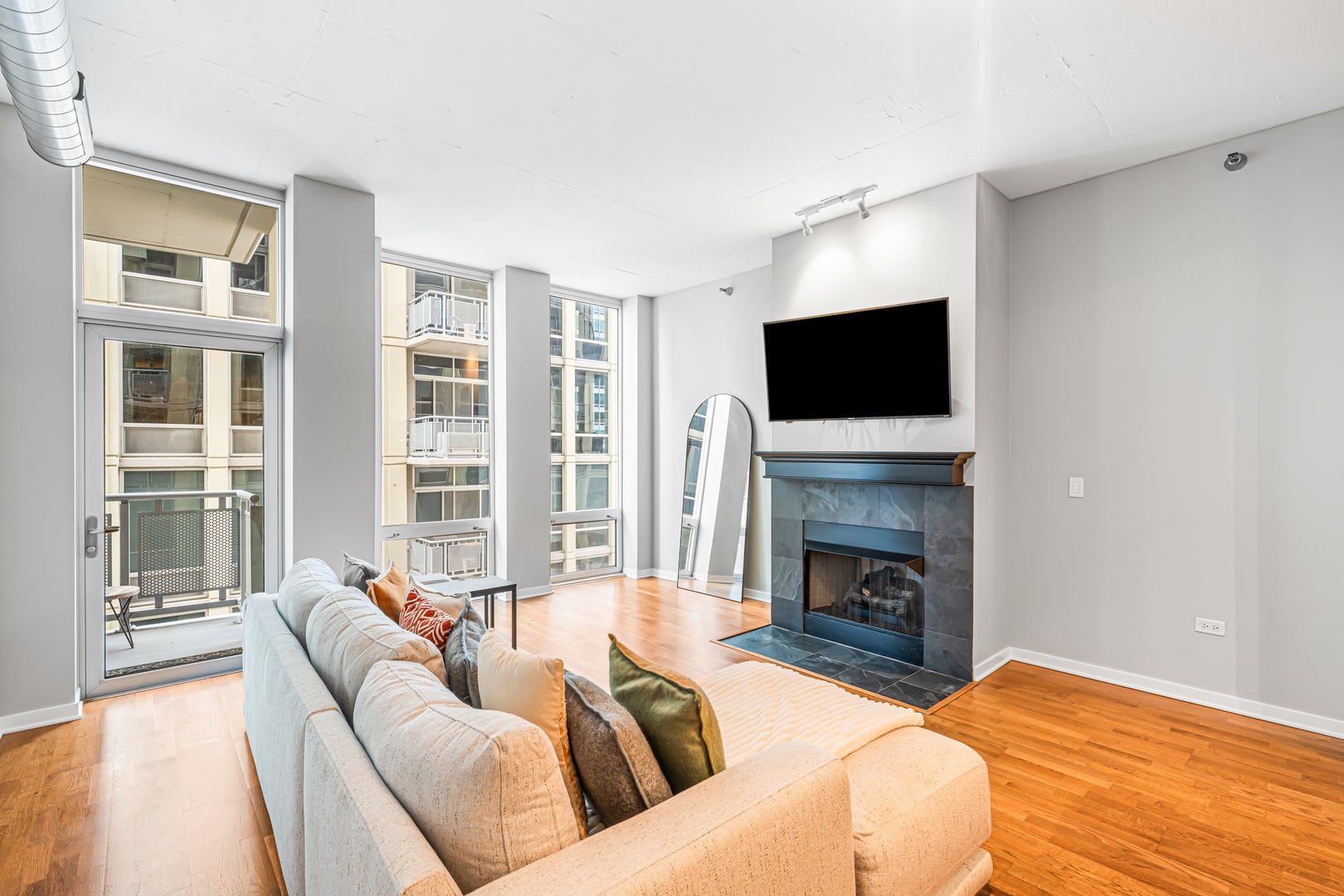 700 N Larrabee Street 1105