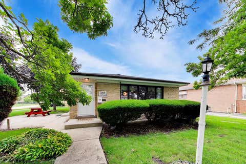 Tiny photo for 6101 W 80th Place, Burbank, IL 60459 (MLS # 12728681)