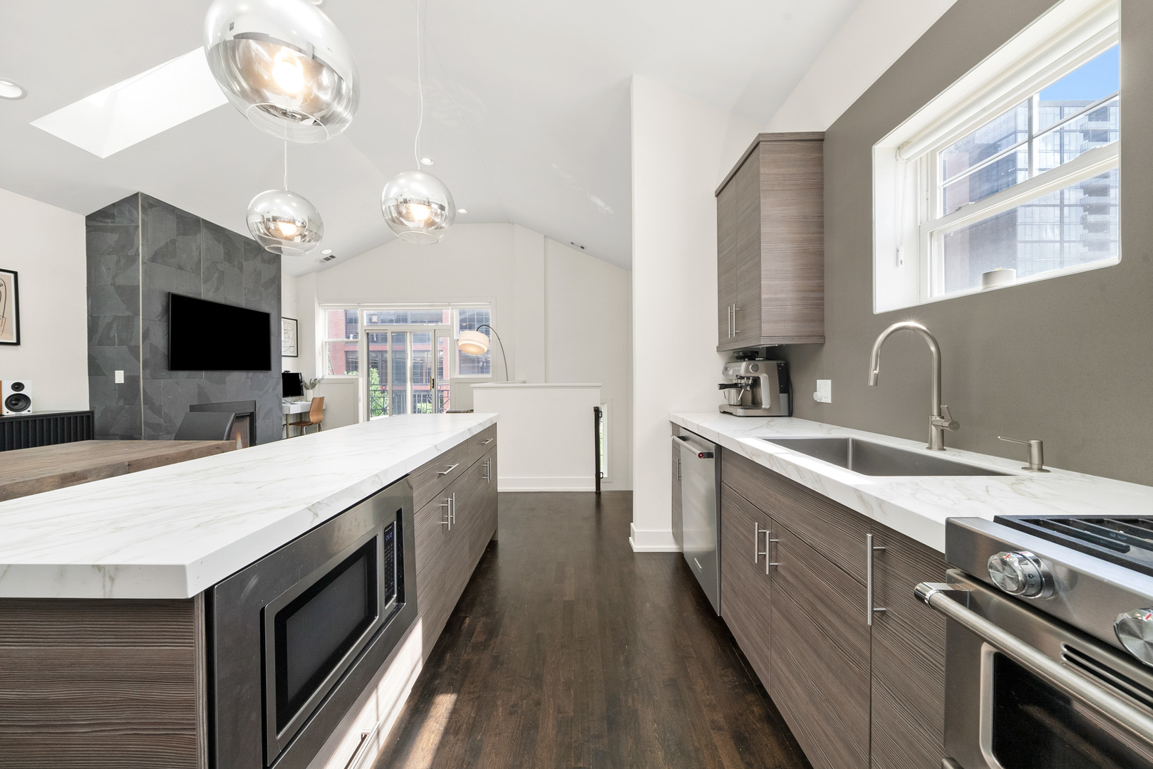 1048 W Fulton Street 4