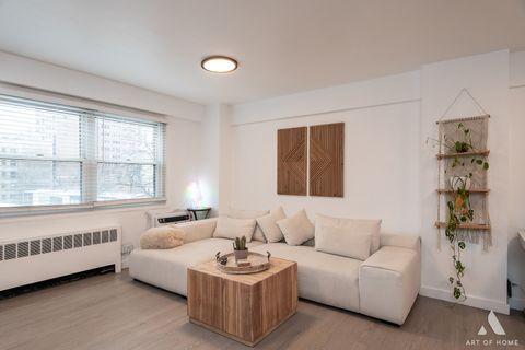 Tiny photo for 2909 N Sheridan Road #407, Chicago, IL 60657 (MLS # 12605775)