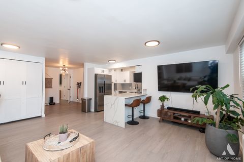 Tiny photo for 2909 N Sheridan Road #407, Chicago, IL 60657 (MLS # 12605775)