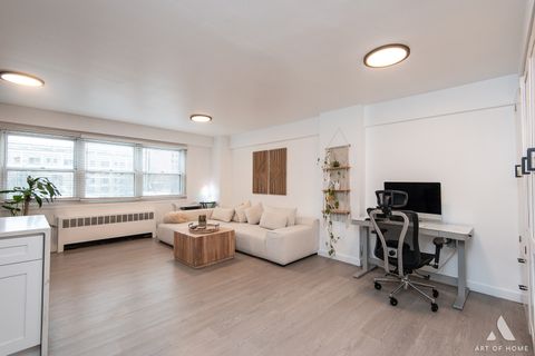 Tiny photo for 2909 N Sheridan Road #407, Chicago, IL 60657 (MLS # 12605775)
