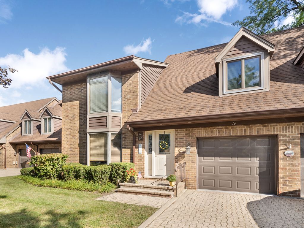 Photo for 16 Princess Court #16, Westchester, IL 60154 (MLS # 12465182)