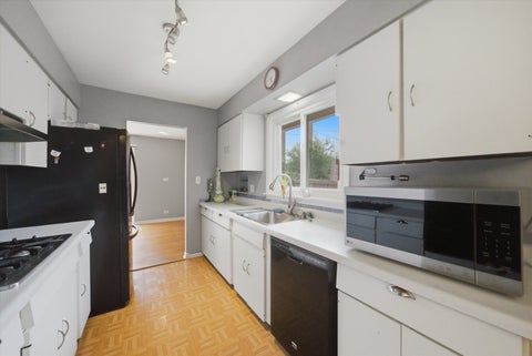 Tiny photo for 601 E Dogwood Lane, Mount Prospect, IL 60056 (MLS # 12739921)