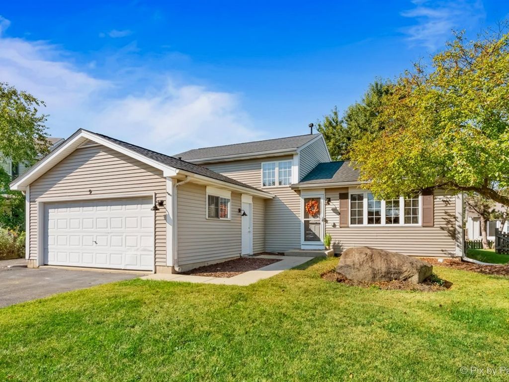 Photo for 9 Danbury Court, Lake In The Hills, IL 60156 (MLS # 12481335)