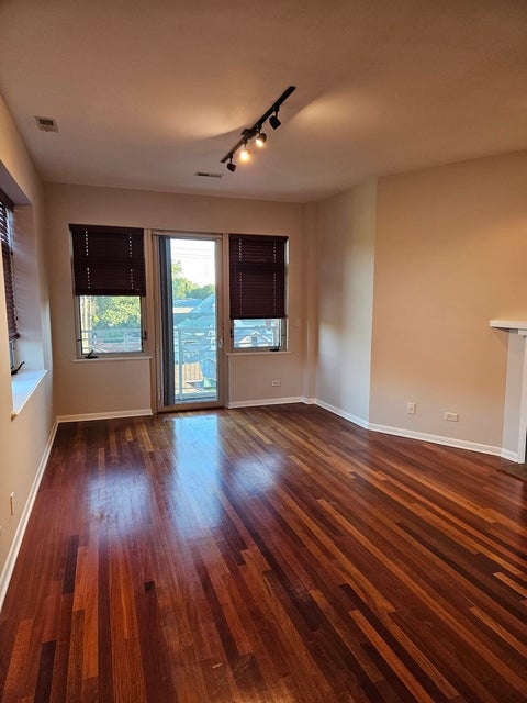Tiny photo for 4770 N Manor Avenue #304, Chicago, IL 60625 (MLS # 12722019)