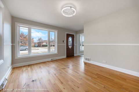 Tiny photo for 626 Manchester Avenue, Westchester, IL 60154 (MLS # 12355140)