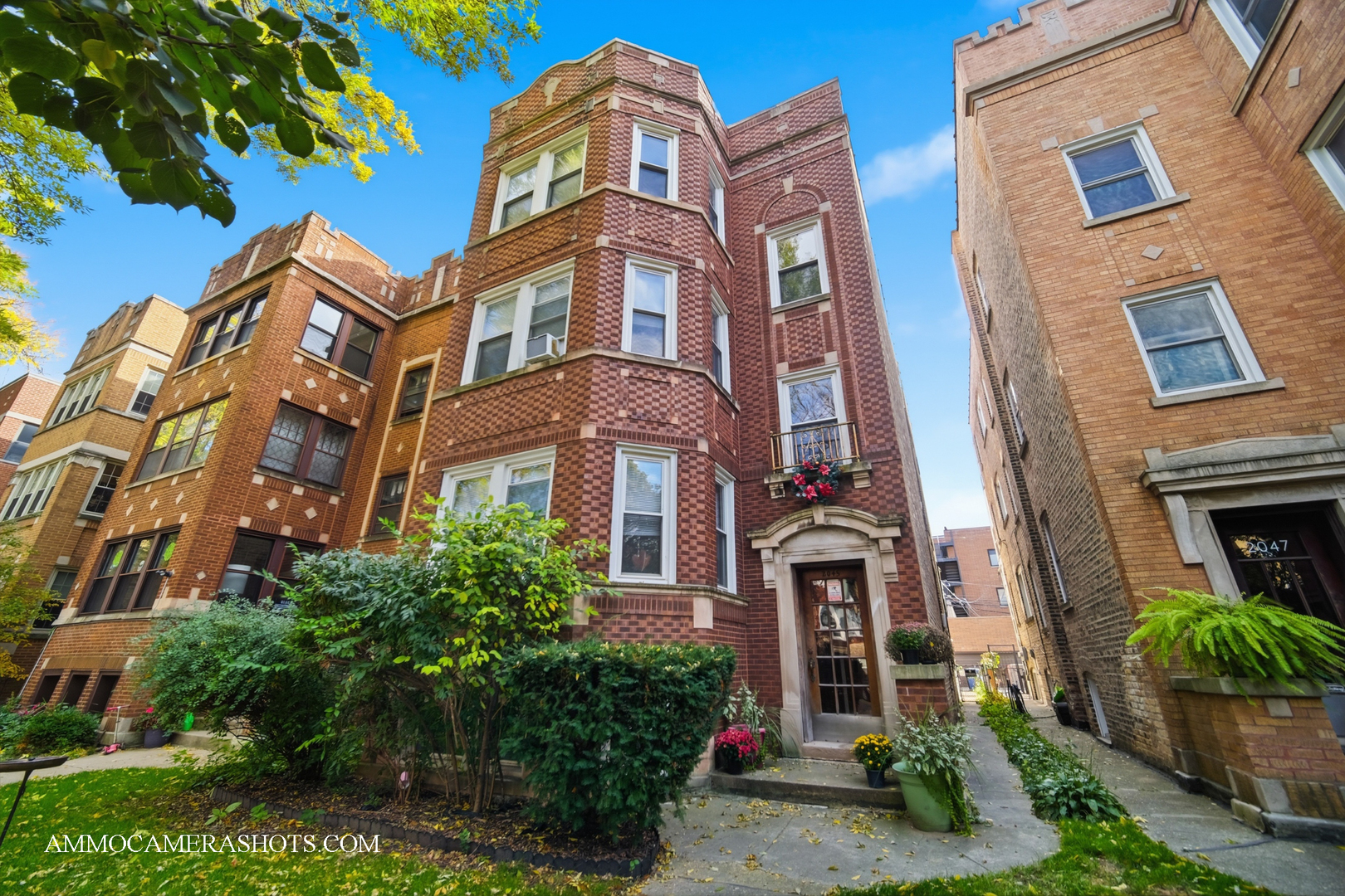 2045 W Farragut Avenue 3