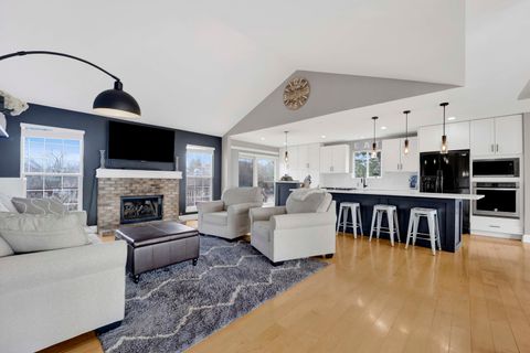 Tiny photo for 81 Parkside Court, North Aurora, IL 60542 (MLS # 12587883)