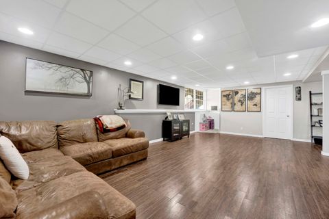 Tiny photo for 81 Parkside Court, North Aurora, IL 60542 (MLS # 12587883)