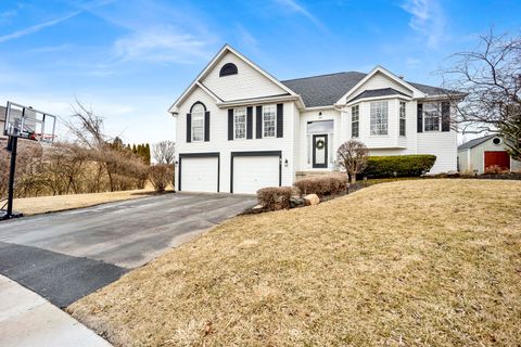 Tiny photo for 81 Parkside Court, North Aurora, IL 60542 (MLS # 12587883)