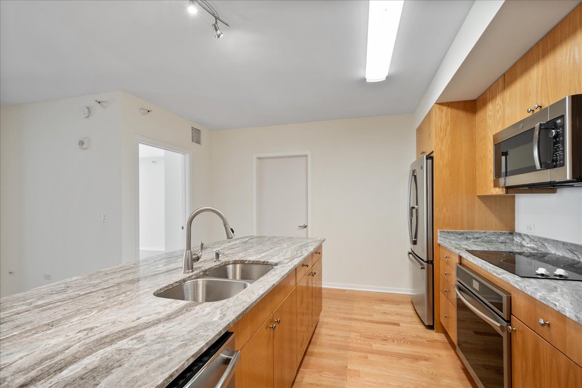 807 DAVIS Street 1607
