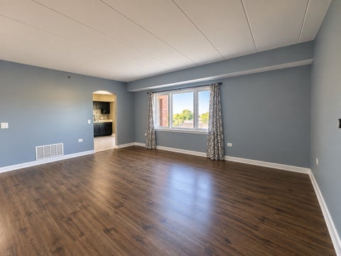 Tiny photo for 5500 W 115th Street #204, Oak Lawn, IL 60453 (MLS # 12758273)