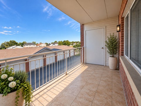 Tiny photo for 5500 W 115th Street #204, Oak Lawn, IL 60453 (MLS # 12758273)