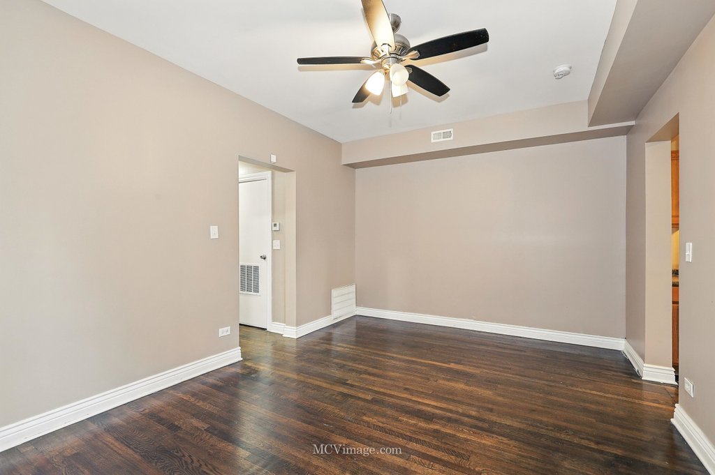 7033 S VERNON Avenue