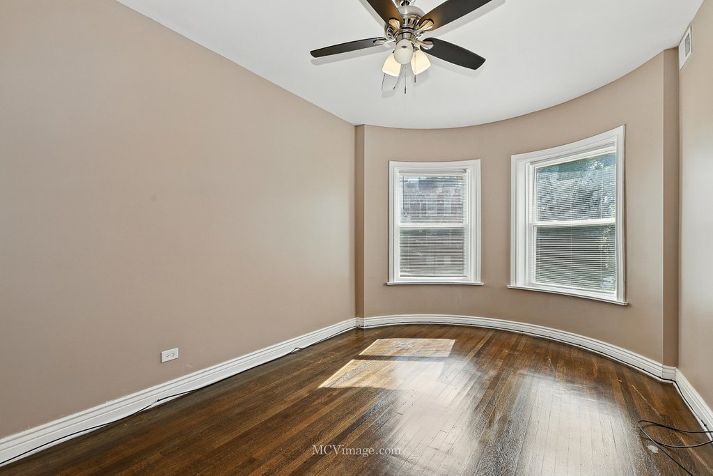 7033 S VERNON Avenue