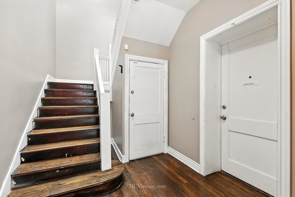 7033 S VERNON Avenue