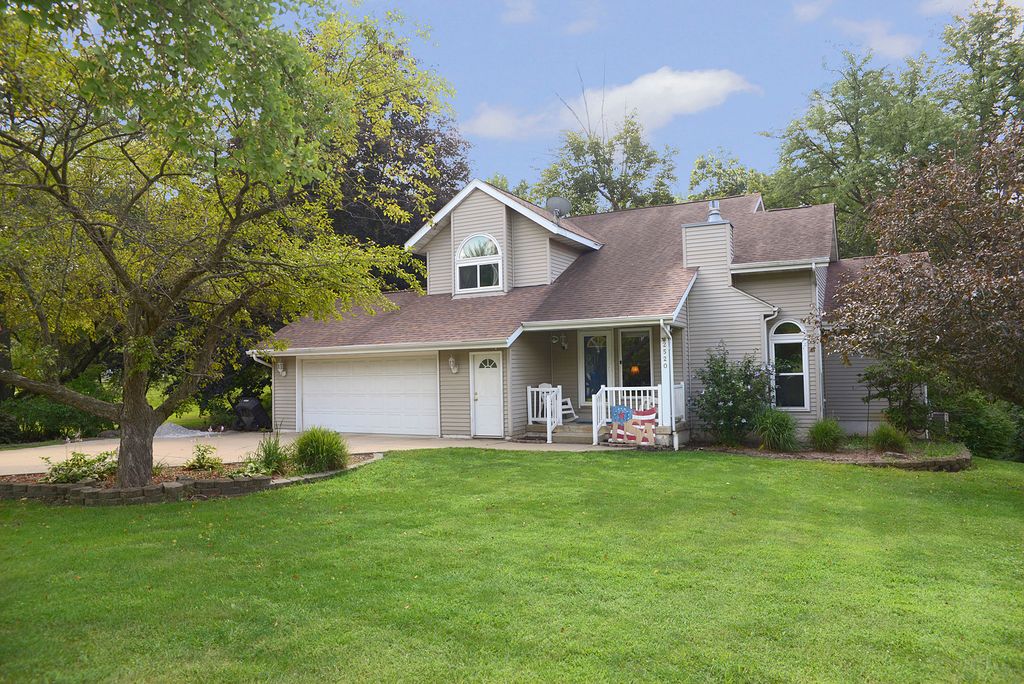 Photo for 2520 Champlain Street, Ottawa, IL 61350 (MLS # 12447422)