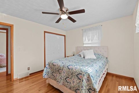 Tiny photo for 1141 6TH Avenue N, Clinton, IA 52732 (MLS # QC4268490)