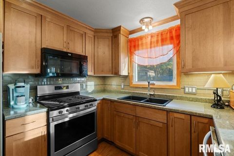 Tiny photo for 1141 6TH Avenue N, Clinton, IA 52732 (MLS # QC4268490)