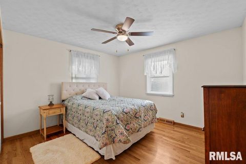 Tiny photo for 1141 6TH Avenue N, Clinton, IA 52732 (MLS # QC4268490)