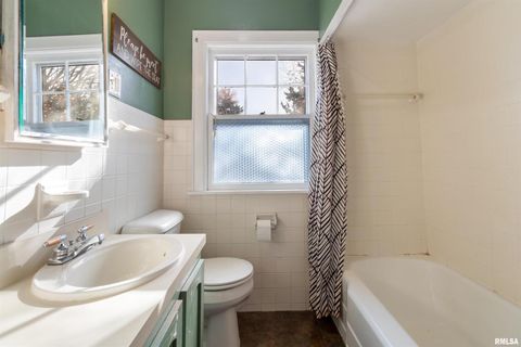 Tiny photo for 630 32ND Avenue, Moline, IL 61265 (MLS # QC4269378)