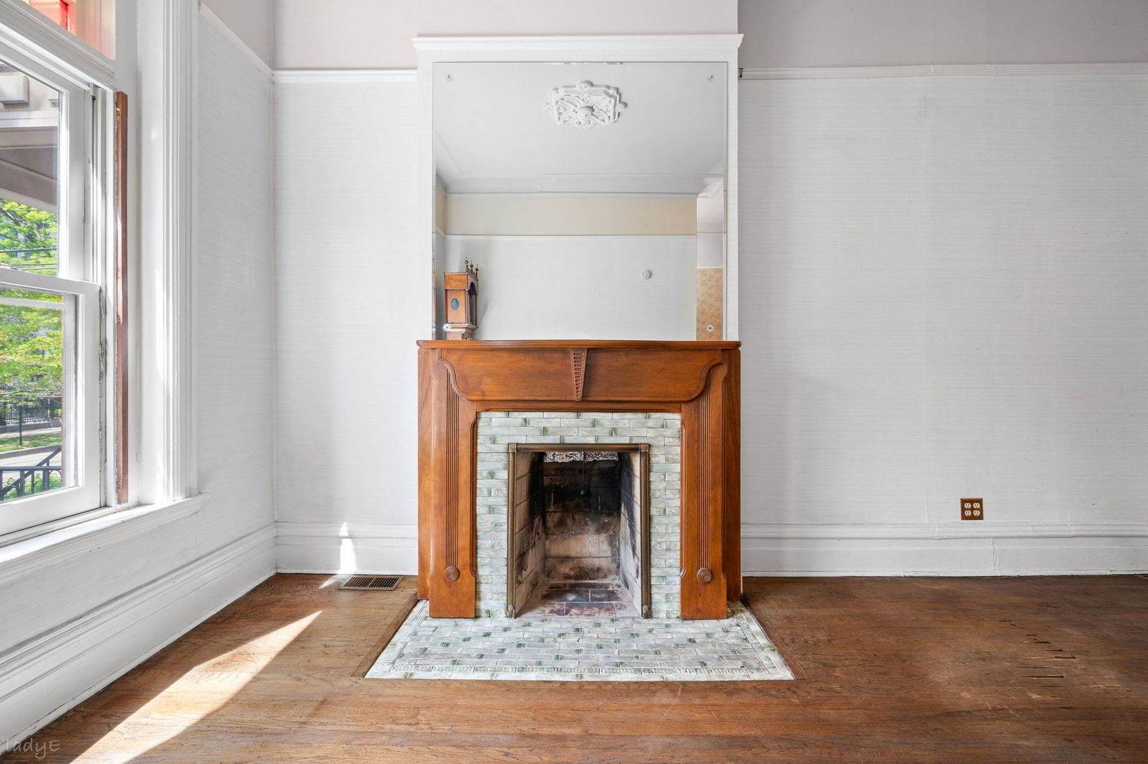 2411 N Burling Street