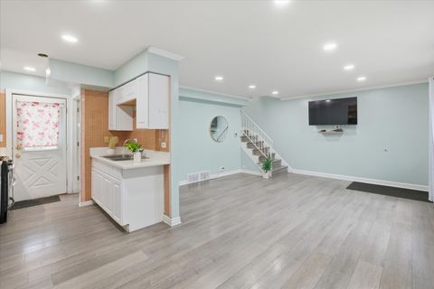 Tiny photo for 1582 Pennsylvania Avenue, Des Plaines, IL 60018 (MLS # 12511169)