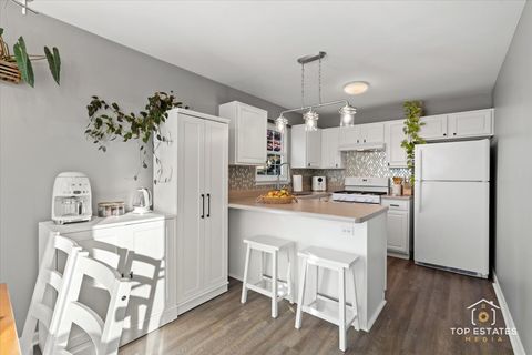 Tiny photo for 310 Buckingham Circle #B, Elgin, IL 60120 (MLS # 12510859)