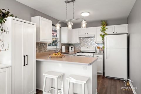 Tiny photo for 310 Buckingham Circle #B, Elgin, IL 60120 (MLS # 12510859)