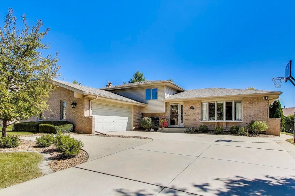 Photo for 8843 Oxford Street, Woodridge, IL 60517 (MLS # 12471308)