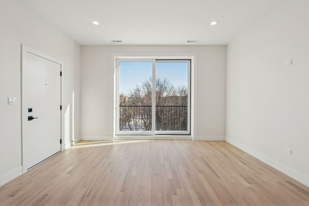 4536 S Prairie Avenue 3N