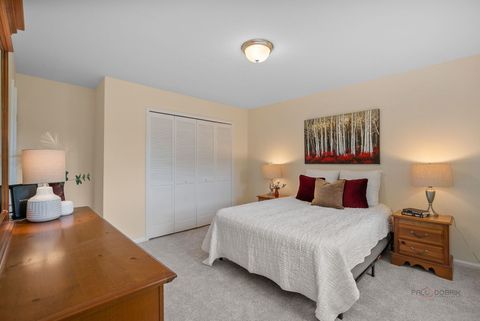 Tiny photo for 212 Londonderry Court, Mundelein, IL 60060 (MLS # 12466264)