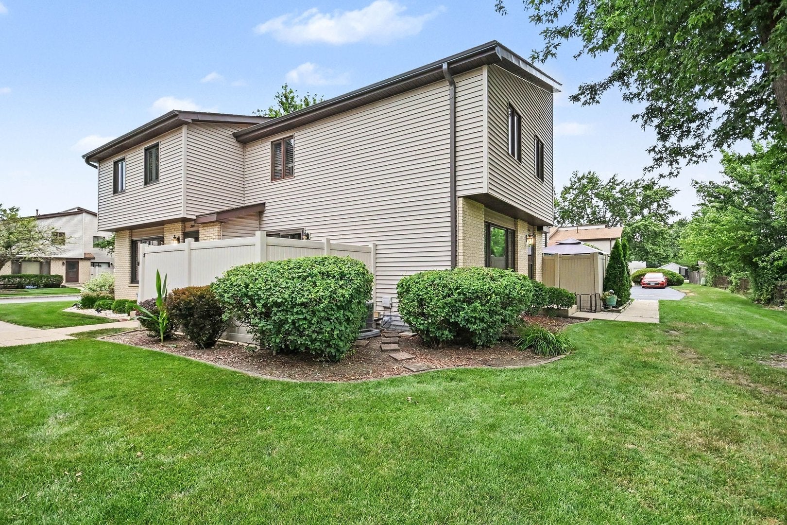 246 E Woodlawn Road