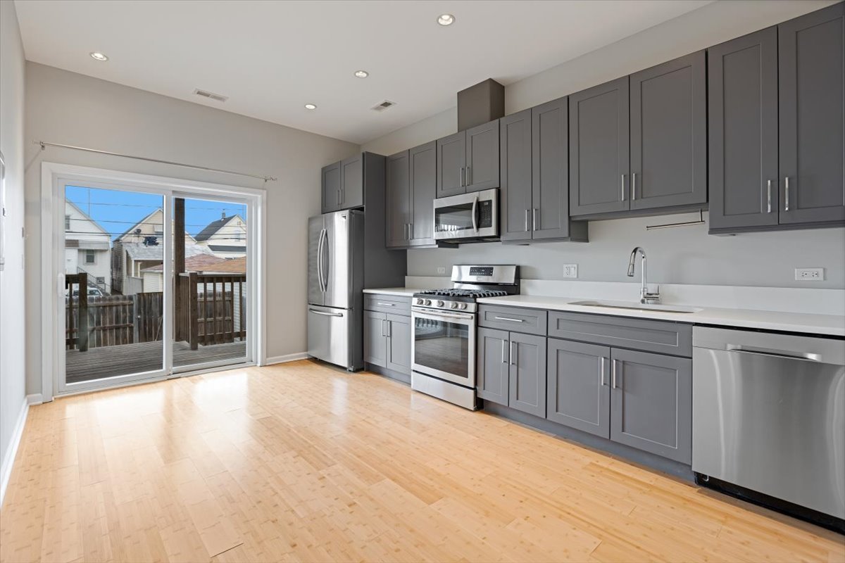 3432 W Melrose Street