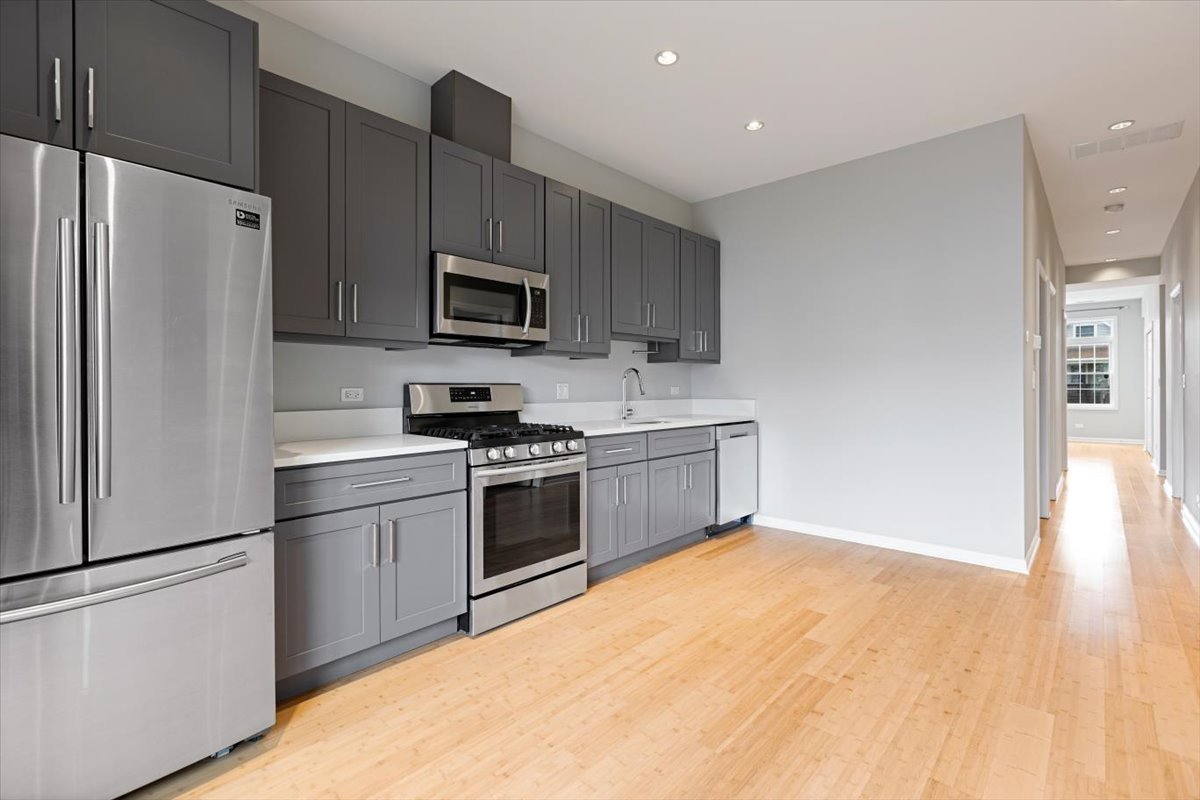 3432 W Melrose Street