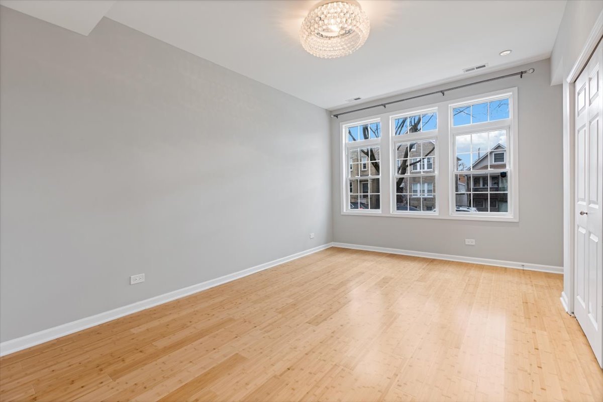 3432 W Melrose Street