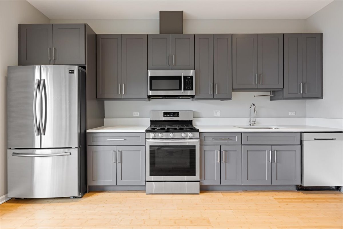 3432 W Melrose Street