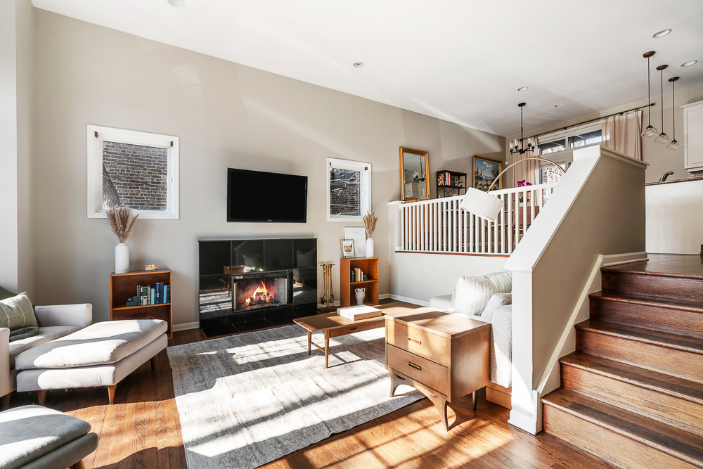 1002 W ALTGELD Street 1002