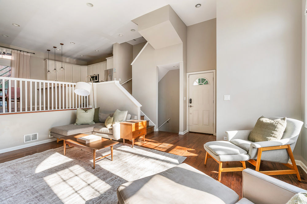 1002 W ALTGELD Street 1002