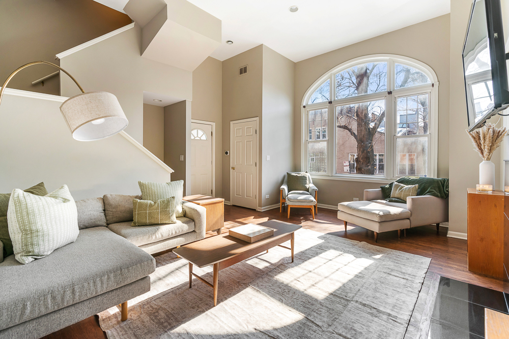 1002 W ALTGELD Street 1002