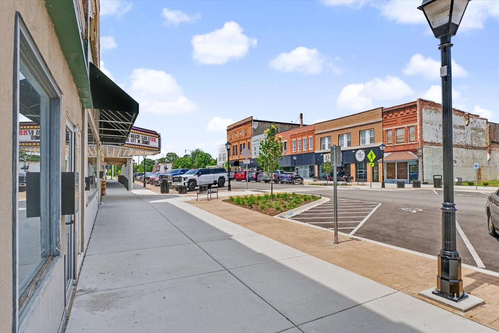 122-124 E Sangamon Avenue