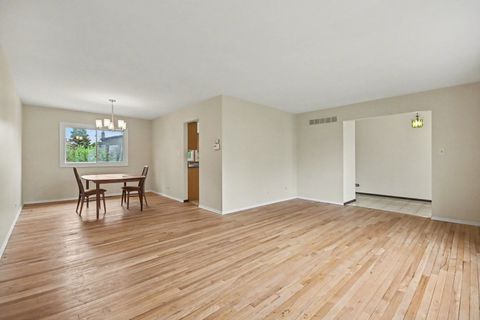 Tiny photo for 3941 Roslyn Road, Downers Grove, IL 60515 (MLS # 12619458)