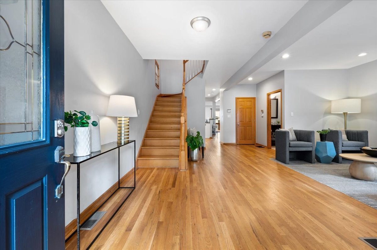 1930 W Wolfram Street