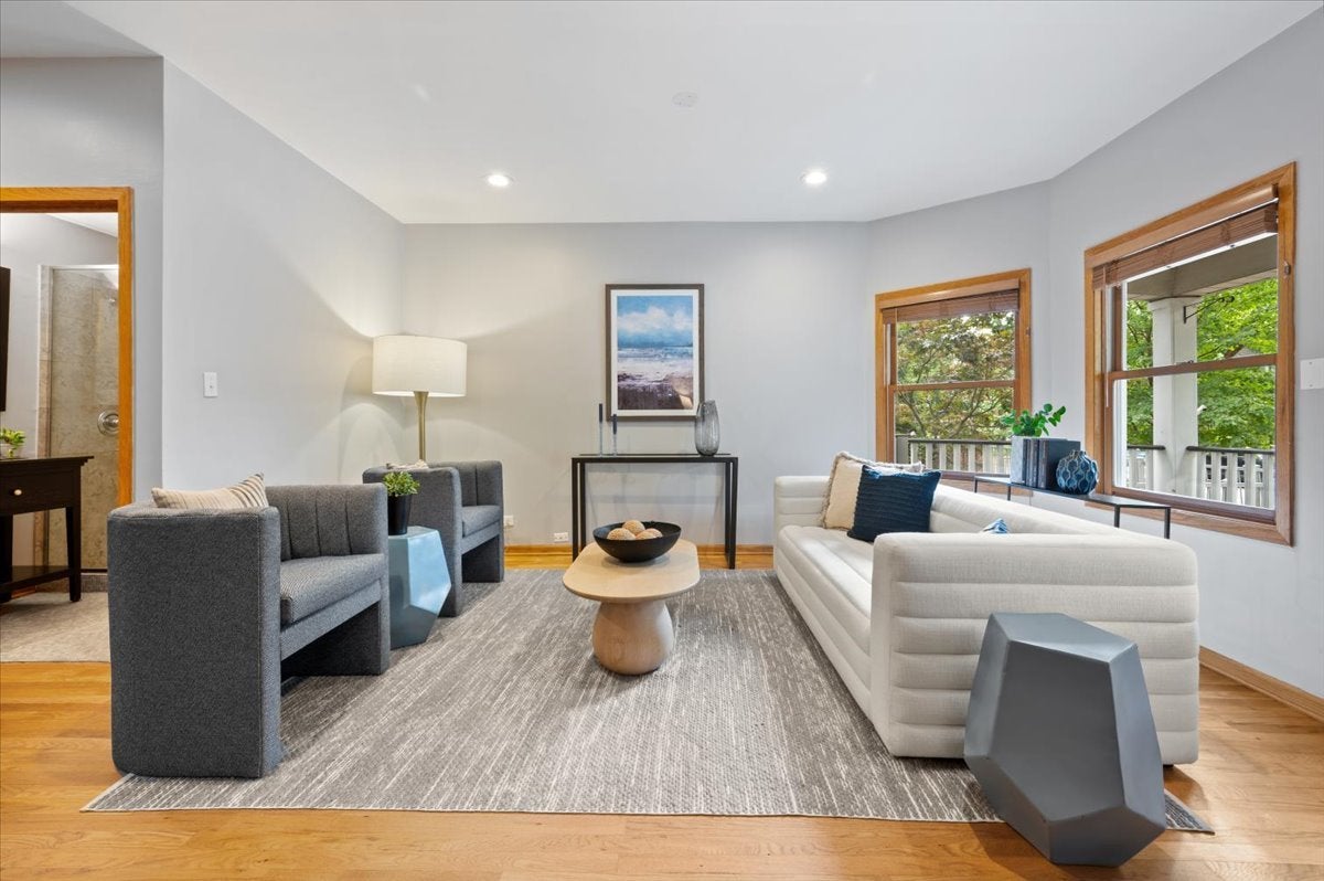 1930 W Wolfram Street