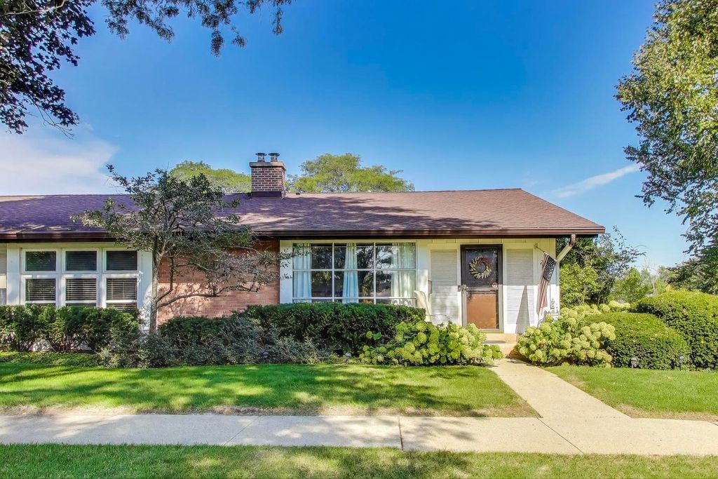 Photo for 270 Crestwood Village, Northfield, IL 60093 (MLS # 12476152)